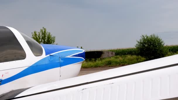 レトロな飛行機だ。接近中だ。レトロな飛行機、ネジ航空機は、古い飛行場に駐車されています — ストック動画