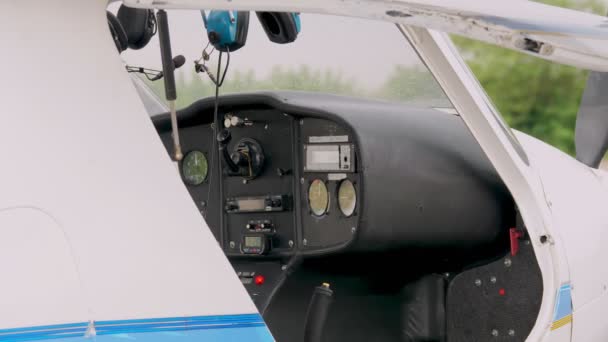 항공기는 집어치워. 컨트롤 휠 도구 패널. 클로즈업. 역 추진 비행기 야. 요크. 조종사 Cockpit Seat. 비행 기구가 달린 낡은 비행기 조종실 계기판 — 비디오