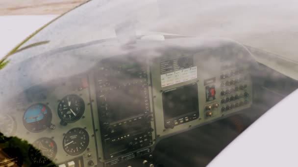 Persetan dengan pesawat. kontrol roda panel instrumental. close-up. Pesawat Retro. Yoke. Kursi Cockpit Pilot. Old plane cockpit dashboard dengan instrumen penerbangan — Stok Video