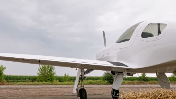 Avion rétro. Gros plan. Avion rétro, vis Aéronefs, est stationné à l'ancien aérodrome — Video