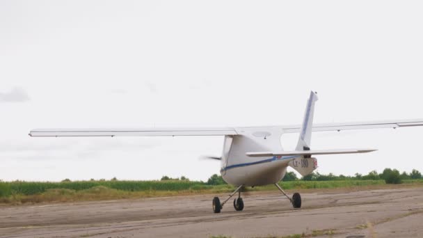 Tornillo de aviones. Avión retro. Vista trasera. Avión retro está listo para despegar del antiguo aeródromo — Vídeos de Stock