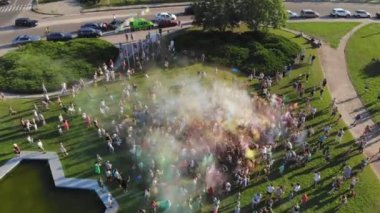 CHERKASSY, UKRAINE, AĞUSTOS 07, 2021: toz boyaları. Havacılık. Hava manzaralı. Birçok insan parkta renk festivali sırasında kuru boya tozu atarak eğleniyor. yaz.