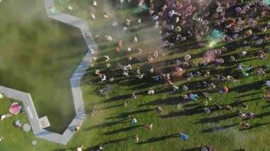 Pudra boyaları. Havacılık. Üst hava manzaralı. Birçok insan parkta renk festivali sırasında kuru boya tozu atarak eğleniyor. yaz.