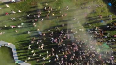 Pudra boyaları. Havacılık. Üst hava manzaralı. Birçok insan parkta renk festivali sırasında kuru boya tozu atarak eğleniyor. yaz.