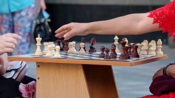 Skak Nærbillede Folk Spiller Skak Skakbrættet Ved Skakbordet Udendørs – Stock-video