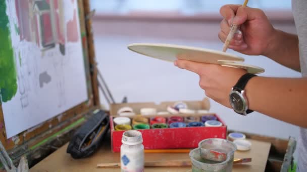 Malerei Zeichnung Nahaufnahme Künstlerhände Mit Palette Und Pinsel Malt Der — Stockvideo