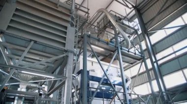 Mısır. İşlem fabrikası. Modern ekipmanlı endüstriyel üretim tesisleri. Modern mısır tohumu üretim tesisi. Tarım sektörü.