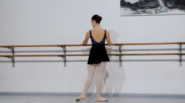 Genişletilmiş kol ve uygun ağırlık dağılımını gösteren bale kombinasyonunun son konumu.