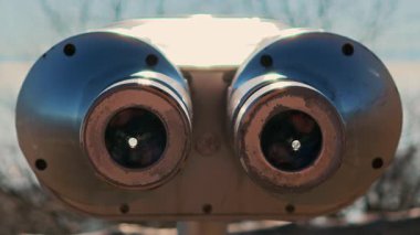 Panoramik Alp Platformu 'ndaki iki gözbebeği ve lensli turist dürbününün ayrıntılı görüntüsü.