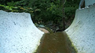 Doğal taş drenaj kanalı Alplerdeki orman ormanlık alanından su kaçağı kontrolü için geçiyor..