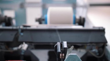 Otomatik robot sistemli tekstil iplikleri üreten modern üretim tesisi.