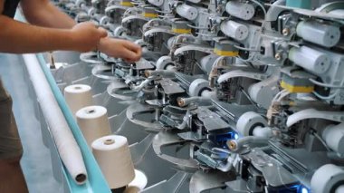 Bir tekstil fabrikasında çalışan dönen üretim hattı yüksek kaliteli iplik üretiyor. Modern endüstriyel üretim süreci.