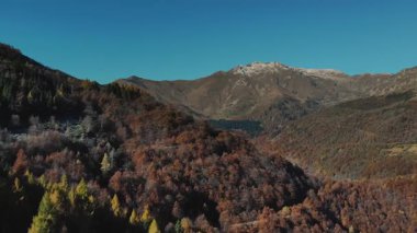 Sonbahar boyunca İtalyan Alpleri 'nin canlı kırmızı ve sarı tonlarını gösteren hava manzarası. Manzaralı dağ manzarası.