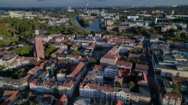 Havadan bakıldığında Spandau 'nun eski kasabasının kırmızı çatıları, kiliseleri ve çevresindeki yeşillikleri görülüyor. Hız rampası hiper hareket zamanı hızlandırılmış panorama yörünge dronu 