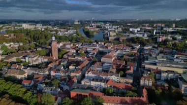 Havadan bakıldığında Spandau 'nun eski kasabasının kırmızı çatıları, kiliseleri ve çevresindeki yeşillikleri görülüyor. rotasyon tavası sol drona 