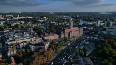Hava görüntüsü Rathaus Spandau binasını, metro istasyonunu ve Berlin 'de toplu taşımayı gösteriyor. panorama genel görünüm dronu 