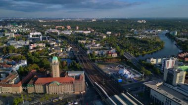 Şehir manzaralı Berlin Spandau tren istasyonu ve alışveriş merkezi. panorama genel görünüm dronu 