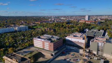 Şehir merkezinde bulut hesaplama hizmeti sunan en büyük veri merkezi binası. Blockchain dijital veritabanı, hassas veriler için internet güvenliği. panorama genel görünüm dronu 