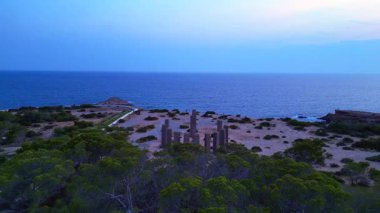 Kız, elleri ile kalp hareketi yapıyor okyanusun üzerinde batan güneşi yakalıyor, sağlığını ve farkındalığını arttırıyor. Hız rampası hiper hareket zamanı hızlandırılmış panorama genel görünüm dronu 