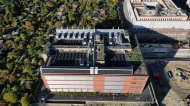 Veri merkezi hesaplama merkezi hiperölçekli bilgisayar sunucuları, bulut hizmetleri, hizmetleri, hava görüntüsü. Dış bina inşa ediliyor. İHA kamerası aşağıya bakıyor 