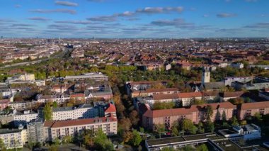 Charlottenburg Wilmersdorf bölgesindeki Snake karayolu güzergahı, tünel evi ve parkların modern yerleşim yerlerinin hava görüntüsü. panorama genel görünüm dronu 