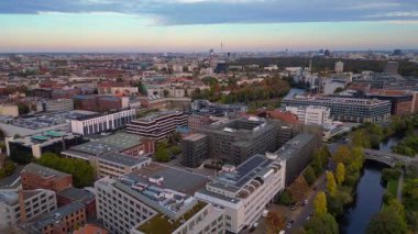 Charlottenburg 'da şehir merkezindeki araba satıcısı, Berlin' in Spree şehrinde şafakta canlı bir şehir ve nehir sergiliyor. uçuş üstü insansız hava aracı 