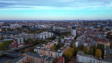 Spree Nehri 'nin kıyısındaki şehir merkezinde çalışan birleşik ısı ve elektrik santrali ve inşaat halindeki yeni binalar. rotasyon tavası sol drona 
