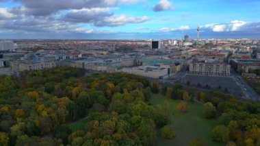Berlin şehri ve Tiergarten ile sonbaharda yapılan Soykırım Anıtı 'nın hava manzarası. panorama genel görünüm dronu 