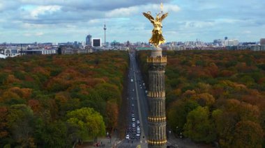 Sonbaharda Berlins Zafer Kolonu 'nun arka planında Brandenburg Kapısı Brandenburg Kapısı Reichstag Red Town Hall TV Kulesi Katedrali yer almaktadır. Yukarıdan drone atışı 