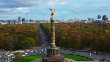 Sonbaharda Berlins Zafer Kolonu 'nun arka planında Brandenburg Kapısı Brandenburg Kapısı Reichstag Red Town Hall TV Kulesi Katedrali yer almaktadır. panorama yörünge dronu 
