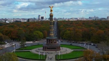 Sonbaharda Berlins Zafer Kolonu 'nun arka planında Brandenburg Kapısı Brandenburg Kapısı Reichstag Red Town Hall TV Kulesi Katedrali yer almaktadır. İticileri ileri çalıştır 