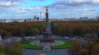 Berlins Zafer Sütunu Goldelse 17 Haziran Sokağı 'nda sonbaharda arka planda şehir silueti ile ayakta duruyor. Hız rampası hiper hareket zaman aşımı. İHA yükseltiliyor 
