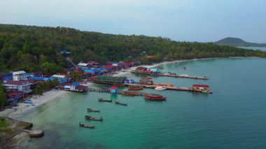 Güneydoğu Asya 'da bir körfezde, bungalovları, rıhtımları ve ahşap tekneleri olan Koh Rong adası köyü. Hız rampası hiper hareket zaman aşımı üst uçuş insansız hava aracı 