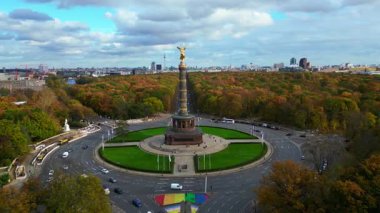 Sonbahar boyunca Tiergarten Parkı, Zafer Sütunu ve sokak trafiği olan Berlin şehri. geniş yörünge görünümü dronu 