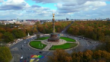 Sonbahar boyunca Tiergarten Parkı, Zafer Sütunu ve sokak trafiği olan Berlin şehri. panorama yörünge dronu 