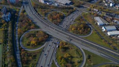 Berlin 'de yolları kesen arabalarla karmaşık otoyol kavşağı. Kuş bakışı kameralar aşağıya bakıyor. Ters İHA uçuşu 