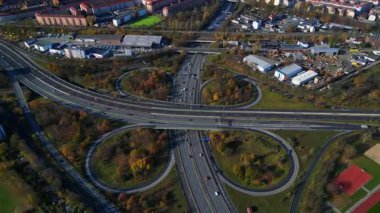 Berlin 'de yolları kesen arabalarla karmaşık otoyol kavşağı. Kuş bakışı kameralar aşağıya bakıyor. İticileri ileri çalıştır 