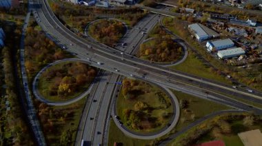 Berlin 'de yolları kesen arabalarla karmaşık otoyol kavşağı. Kuş bakışı kameralar aşağıya bakıyor. Yukarıdan drone atışı 