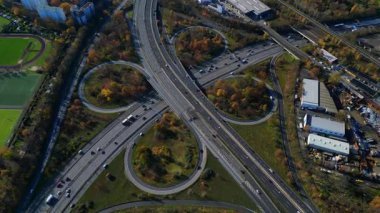 Karmaşık otoyol kavşağındaki aşırı hız rampası, Berlin 'in hava manzaralı yollarından geçen arabalarla zaman aşımına uğradı. statik üç ayaklı insansız hava aracı 