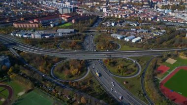 Karmaşık otoyol kavşağındaki aşırı hız rampası, Berlin 'in hava manzaralı yollarından geçen arabalarla zaman aşımına uğradı. İticileri ileri çalıştır 