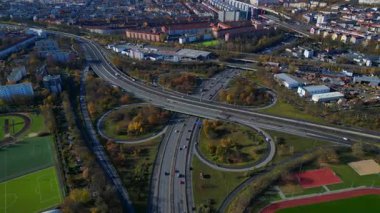 Karmaşık otoyol kavşağındaki aşırı hız rampası, Berlin 'in hava manzaralı yollarından geçen arabalarla zaman aşımına uğradı. geniş yörünge görünümü dronu 