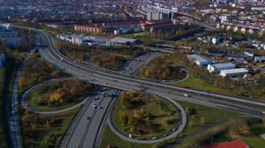 Karmaşık otoyol kavşağındaki aşırı hız rampası, Berlin 'in hava manzaralı yollarından geçen arabalarla zaman aşımına uğradı. İHA alçalıyor 