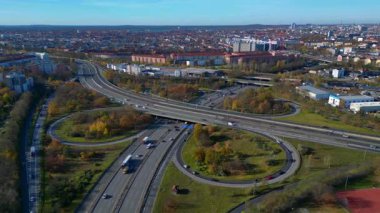 Berlin 'in berrak bir gökyüzü altında geniş şehir manzarasını izleyen hava manzarası. panorama genel görünüm dronu 