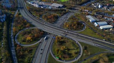 Berlin 'de yolları kesen arabalarla karmaşık otoyol kavşağı. Kuş bakışı kameralar aşağıya bakıyor. Ters İHA uçuşu 