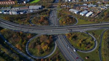 Berlin 'de yolları kesen arabalarla karmaşık otoyol kavşağı. Kuş bakışı kameralar aşağıya bakıyor. geniş yörünge görünümü dronu 