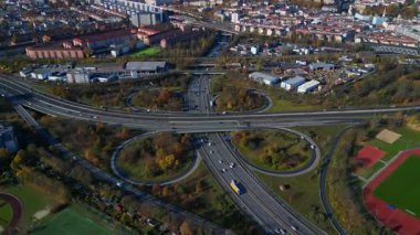 Karmaşık otoyol kavşağı, Berlin 'in hava manzaralı yollarından geçen arabalar. İHA kamerası aşağıya bakıyor 