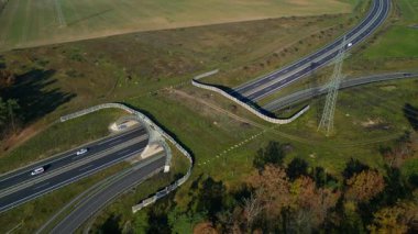 Vahşi yaşam geçişleri, eko-kanal, ekopasaj, doğa ekopozyonu ya da yeşil köprü, oyun değişti. Almanya 'da otoyol hayvanlar için altyapı. İHA alçalıyor 