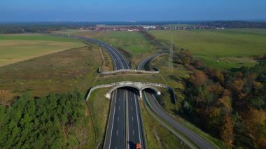 Vahşi yaşam geçişleri, eko-kanal, ekopasaj, doğa ekopozyonu ya da yeşil köprü, oyun değişti. Almanya 'da otoyol hayvanlar için altyapı. İniş için ileri doğru uçun. 