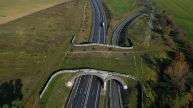 Vahşi yaşam geçişleri, eko-kanal, ekopasaj, doğa ekopozyonu ya da yeşil köprü, oyun değişti. Almanya 'da otoyol hayvanlar için altyapı. panorama yörünge dronu 