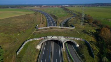 Vahşi yaşam geçişleri, eko-kanal, ekopasaj, doğa ekopozyonu ya da yeşil köprü, oyun değişti. Almanya 'da otoyol hayvanlar için altyapı. Panorama genel bakış insansız hava aracı yükseliyor 